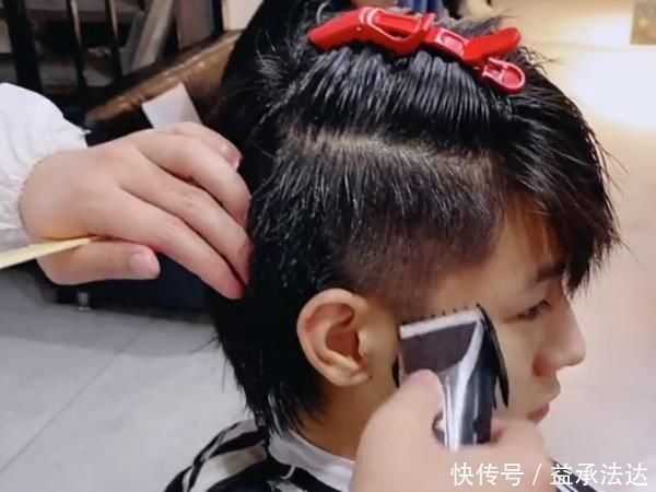 理发店|小男孩换了款社会人发型后,气质瞬间变高冷,女生:完全没办法淡定了