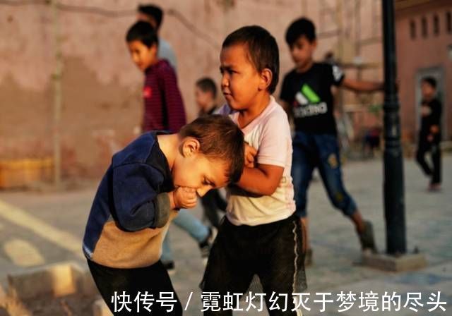 姐姐|六岁姐姐打哭三岁弟弟,网上一片称赞:教育方式堪比教科书范本