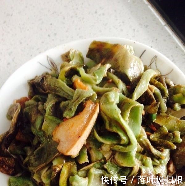 莴笋片|失眠多吃这个菜,健脑安神,一觉睡到天亮,黑眼圈也消失啦