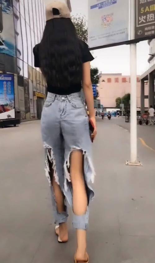 小姐姐|有一种牛仔裤穿法叫“前后调转”，效果出人意料，够潮才敢穿