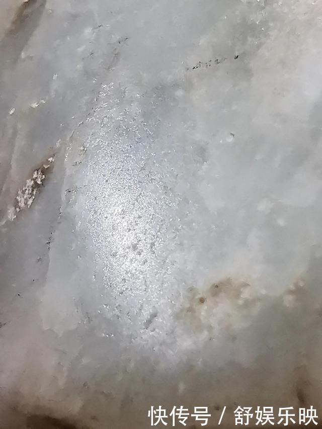 白玉黑沁双孔棱形坠子一般老化特征和老光特征,跟仿品比较