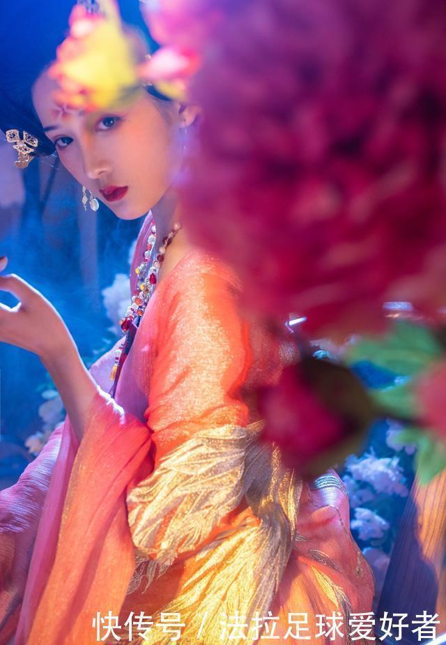 汉服!本以为明制汉服够美了,直到看见“贵妃风”,才知道何为雍容华贵