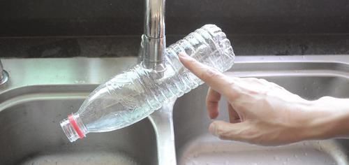 洗碗池里放一个塑料瓶,真是厉害了,一年能省不少钱,都学学吧