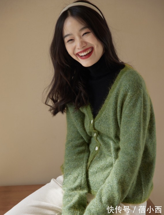 小姐姐|谁说“奶奶衫”很老气?那是你不会搭,这些时髦搭配思路一定要学