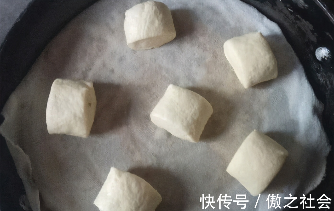 面团|这才是玉米面馒头简单的做法,一揉一切,香甜又暄软