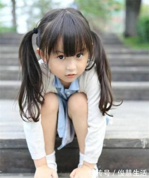 村霸|女儿放假去姥姥家,1个月后再相见,妈妈:小公主变成了“村霸”