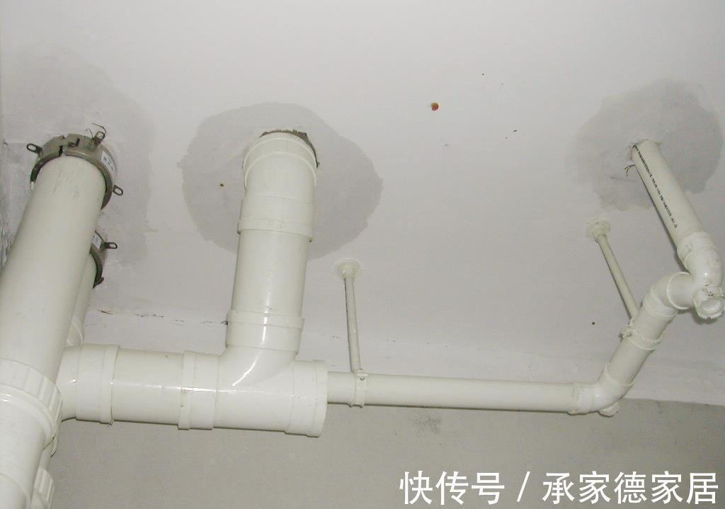 开裂|卫生间漏水的可能原因有4种,其中3种不需要砸砖,就可以补漏!