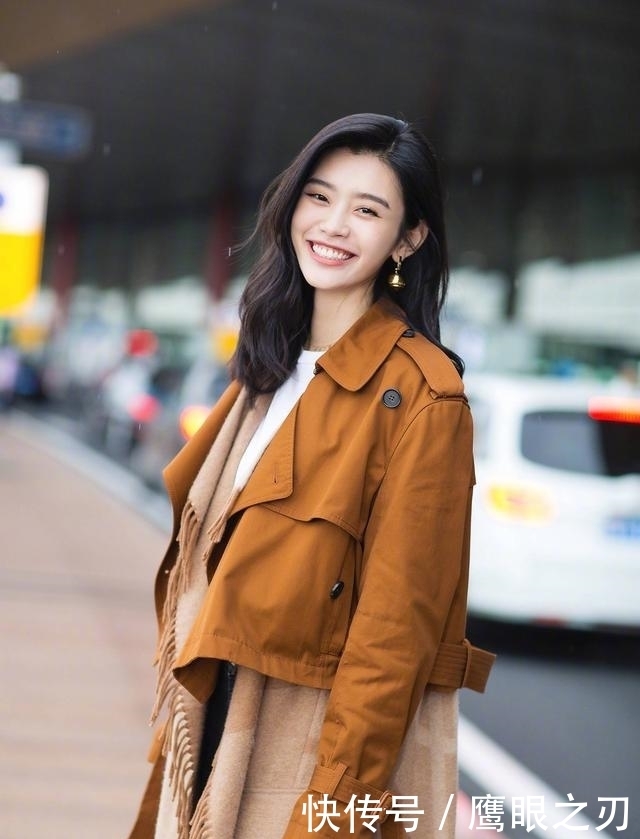 流苏|何穗撞衫奚梦瑶同款流苏风衣,都是维密超模,却美得难分上下