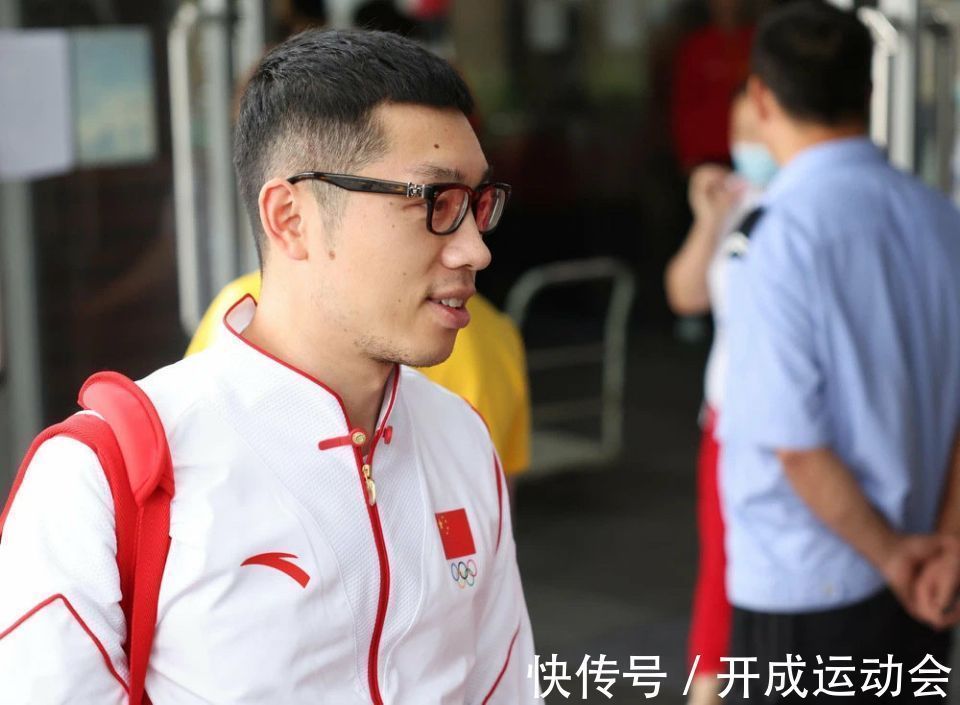 王适娴|许昕，不愧是人民艺术家！先害谌龙跪榴莲，再“坑”樊振东饭量大