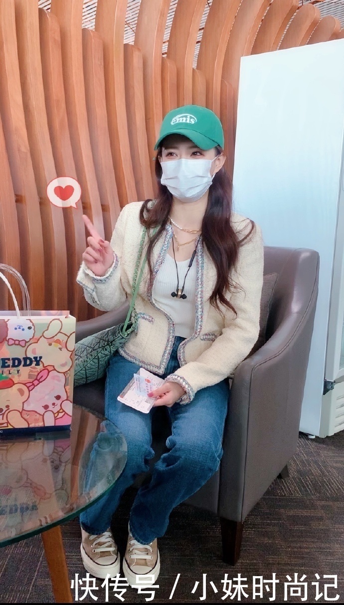 徐璐真会玩,穿小香风外套优雅高级,却大胆戴“绿帽子”,太时髦