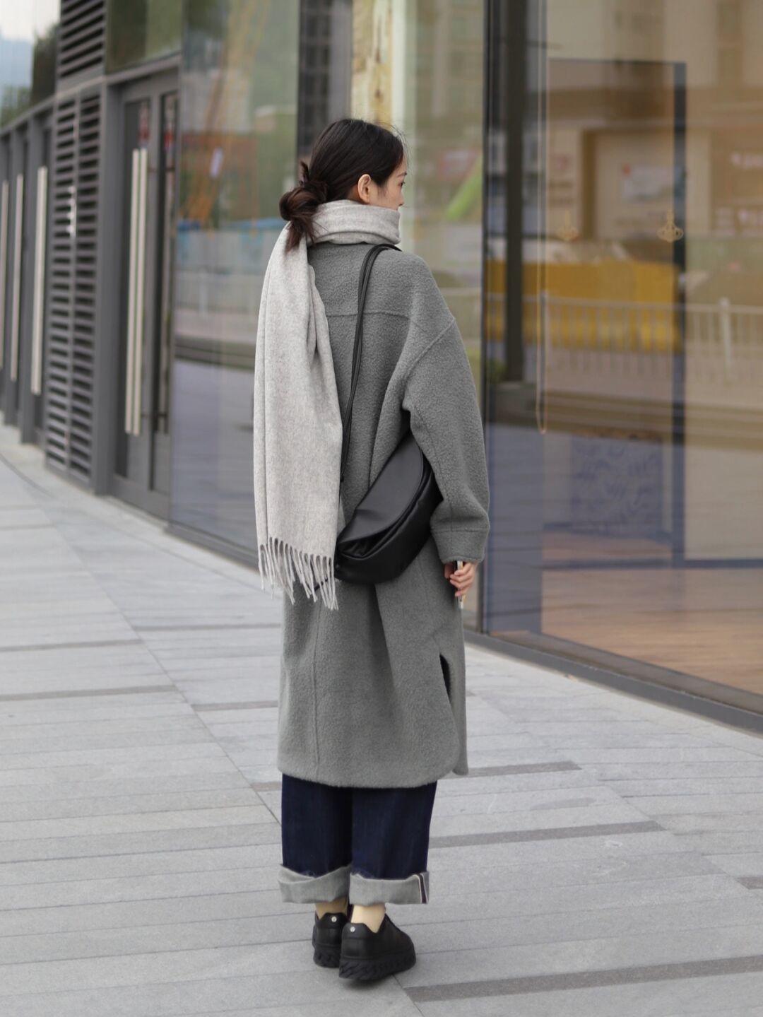 牛仔裤|普通女生也能够穿出时尚感,浅紫色短款羽绒服+怀旧感牛仔裤,干净又整洁!