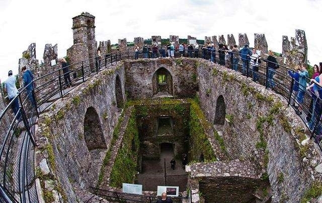 最脏|世界上最脏的石头, 每年40万人亲吻, 姿势真让人尴尬