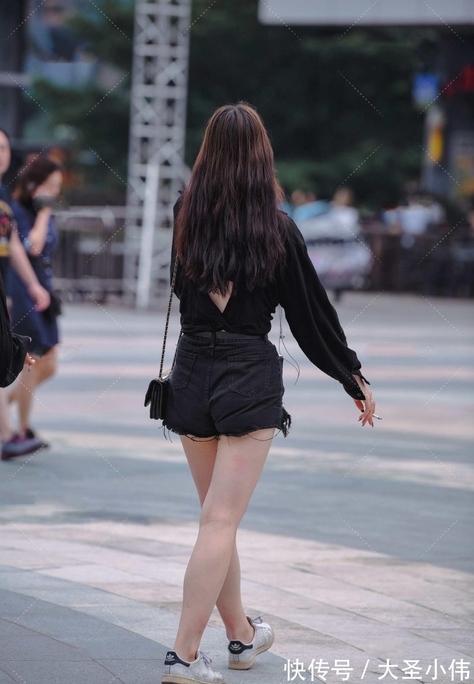 色彩|美女街拍:这样的美女还需要化妆嘛?越看越漂亮,好想带她回老家长长脸