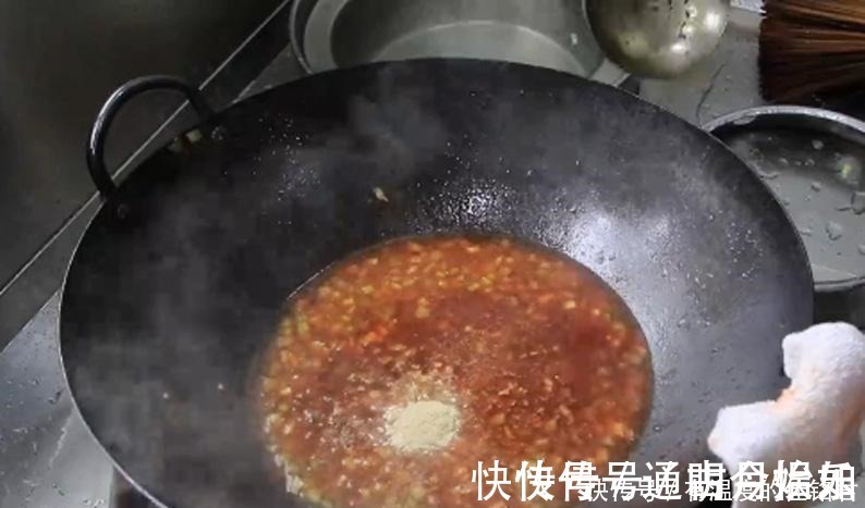 做炸酱面时,最忌出锅即吃,面点师记住这2点,面条劲道又滑爽