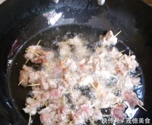 做牙签肉时,别着急下锅炸,多加这一步,外酥内嫩,酥香可口