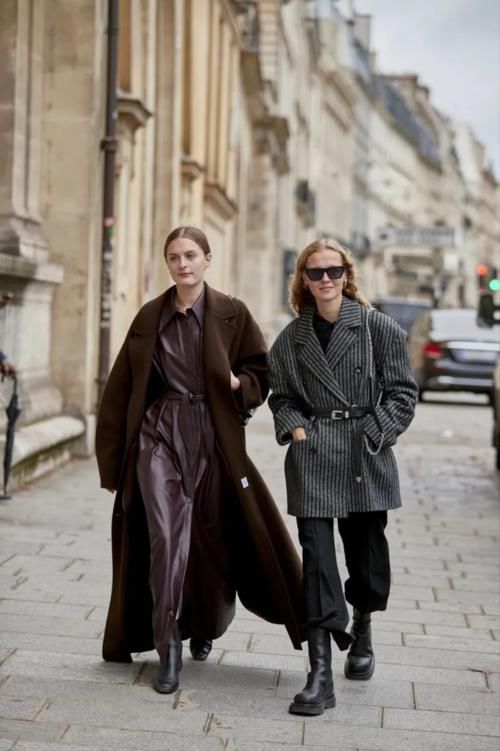 中年女人穿衣选款注意：少穿“装嫩色”，多穿“气质色”