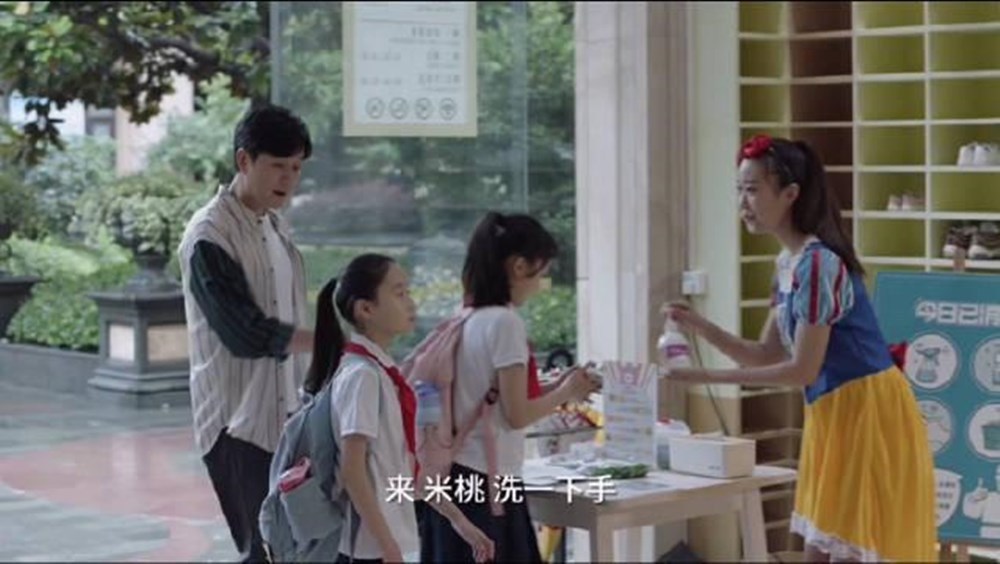 贫穷|该不该和孩子讲挣钱很难父母三种截然不同的态度,决定孩子未来