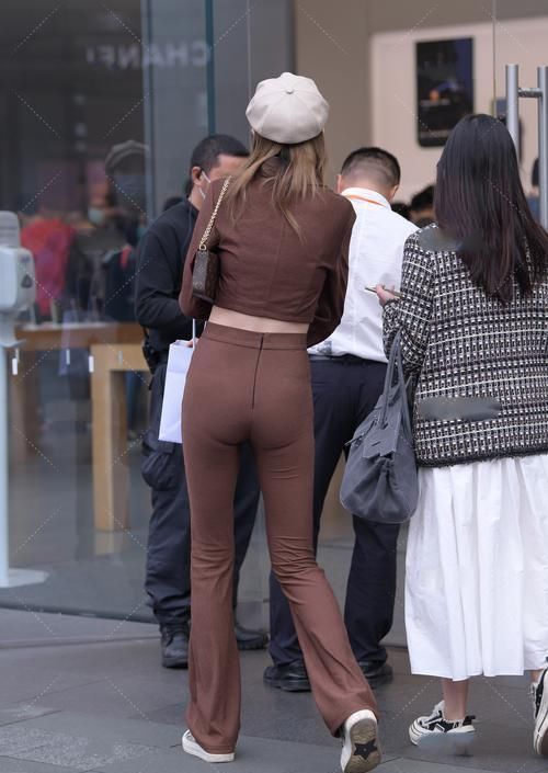 深咖色套服,搭配浅色帽子,散发休闲职场范儿