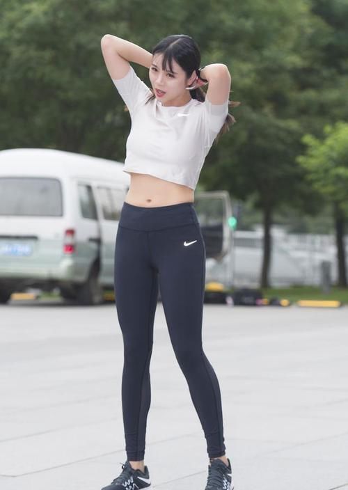 架不住|这条紧身裤造型普普通通,但架不住人家身材曲线感和颜值高呀