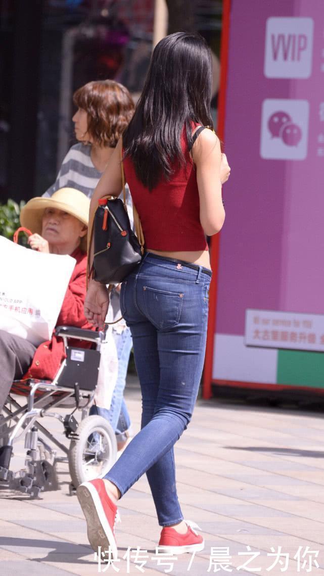街拍美女:气质辣妈红衣牛仔清爽出街,简约又大方,尽显女人味