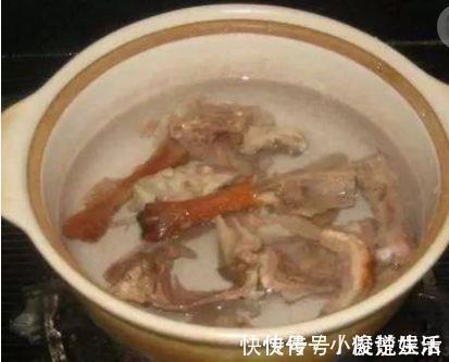 君子兰花芽|君子兰吃“2种零食”，冒出6对“网格叶”，开花鲜艳、硕大