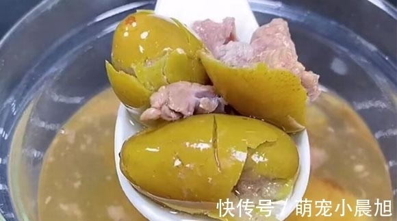 青榄|平时多给家里的“顶梁柱”喝这汤,几样食材简单一煲,润喉又下火