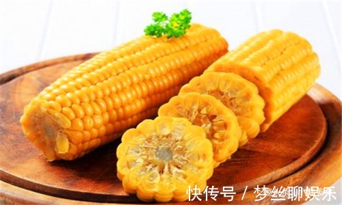 女性来“大姨妈”时，常吃4种食物，缓解经期腹痛，排出子宫污血