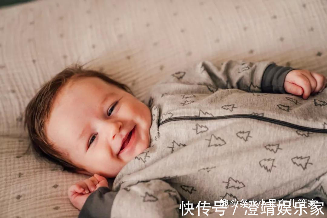 小宝宝|宝宝多躺还是多抱呢专家看台初生宝宝这样抱
