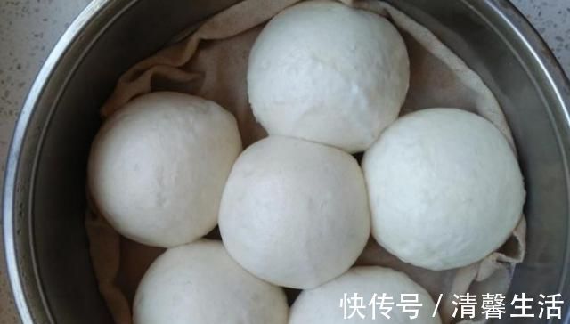 酵母|蒸馒头只会加水难怪做出来的不好吃，教你这1招，馒头松软好吃