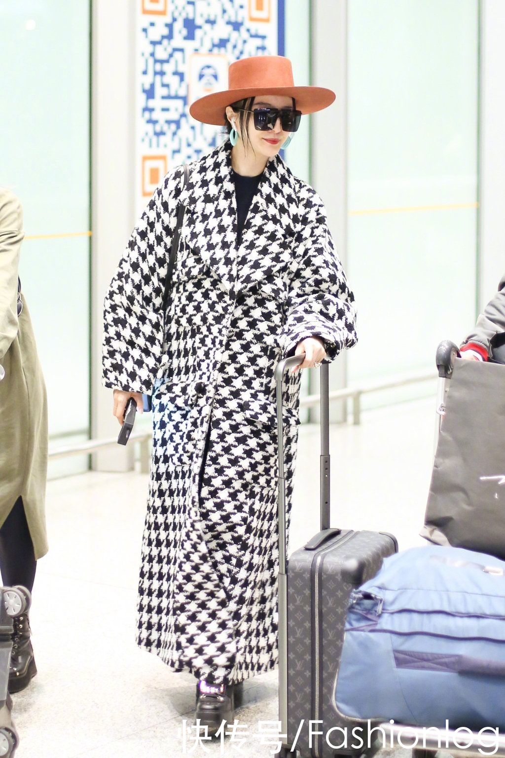 降温突袭，寒风中瑟瑟发抖？毛呢大衣穿起来，时尚又保暖