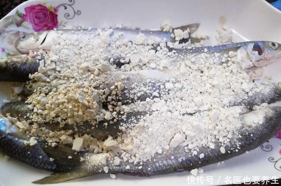 鲜嫩|香炸乌鲻鱼,只要两样调料,表皮酥脆,鱼肉鲜嫩