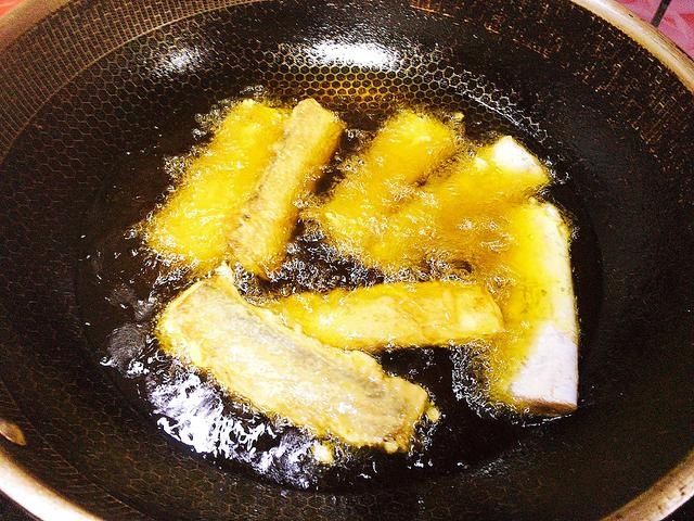 炸带鱼|炸带鱼，用面粉还是淀粉，都不对，难怪炸出来的带鱼一放就软了