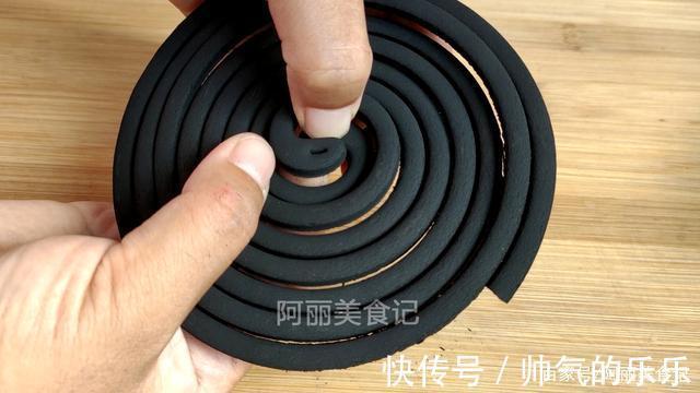 一卷纸巾就能把蚊香完整地分离,一秒一个,真是太神奇了
