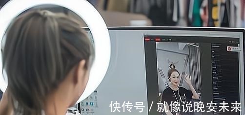 带货女王 薇娅懒人伞一晚走红,37度出门不怕晒,网友防晒霜可以扔了!