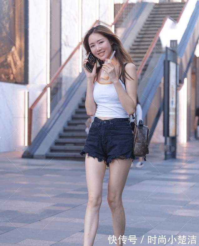 背心 背心牛仔裤搭配超可爱高跟鞋,甜美清纯,休闲舒适