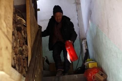 潜山农村102岁“年轻人”，3天吃一斤冰糖，长寿秘诀是运动