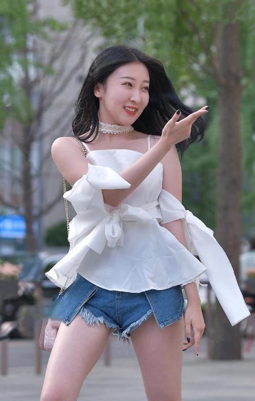 穿搭|打底裤的打扮看似简约，塑造清纯少女感，魅力无法挡