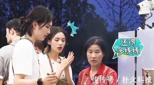 龚俊做菜状况百出,油四处飞溅手差点烫伤,处理方式令人心疼