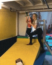 |搞笑GIF:哥们,你脑子真是聪明,在家就能玩过山车