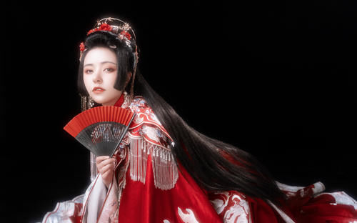 当日本“公主切”遇上中国婚服，本以为会违和，没想到这么好看