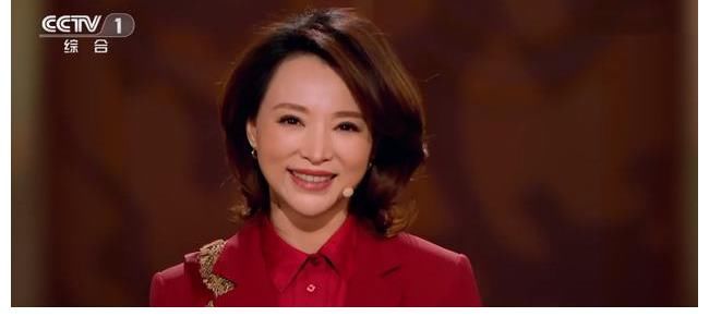 缺席春晚舞台，董卿影响力未受影响，主持节目占据收视率榜首位置