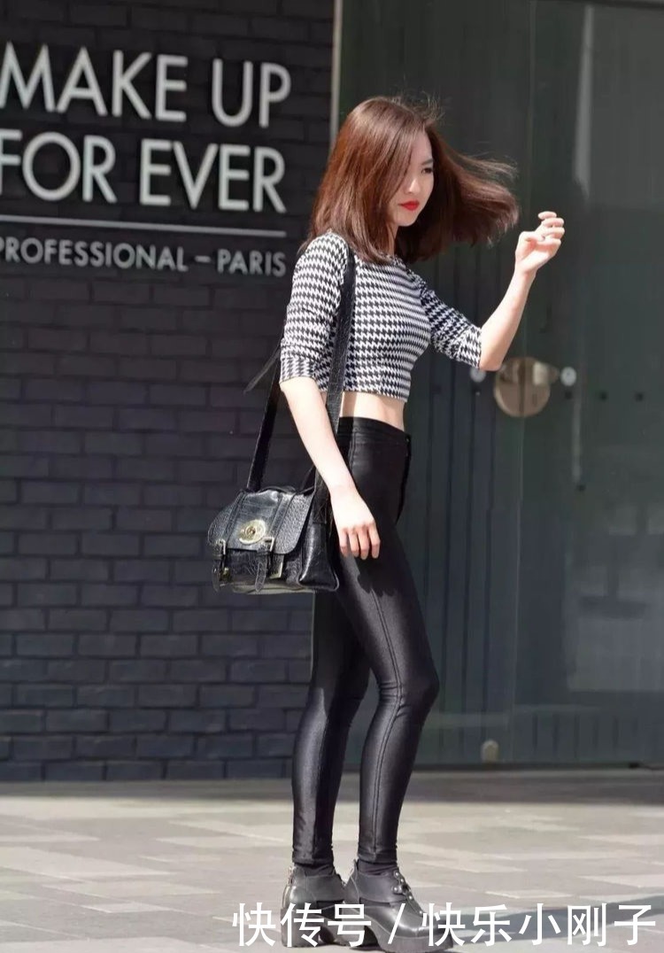 千鸟格针织衫搭配黑色紧身裤，时尚显身材，知性又优雅