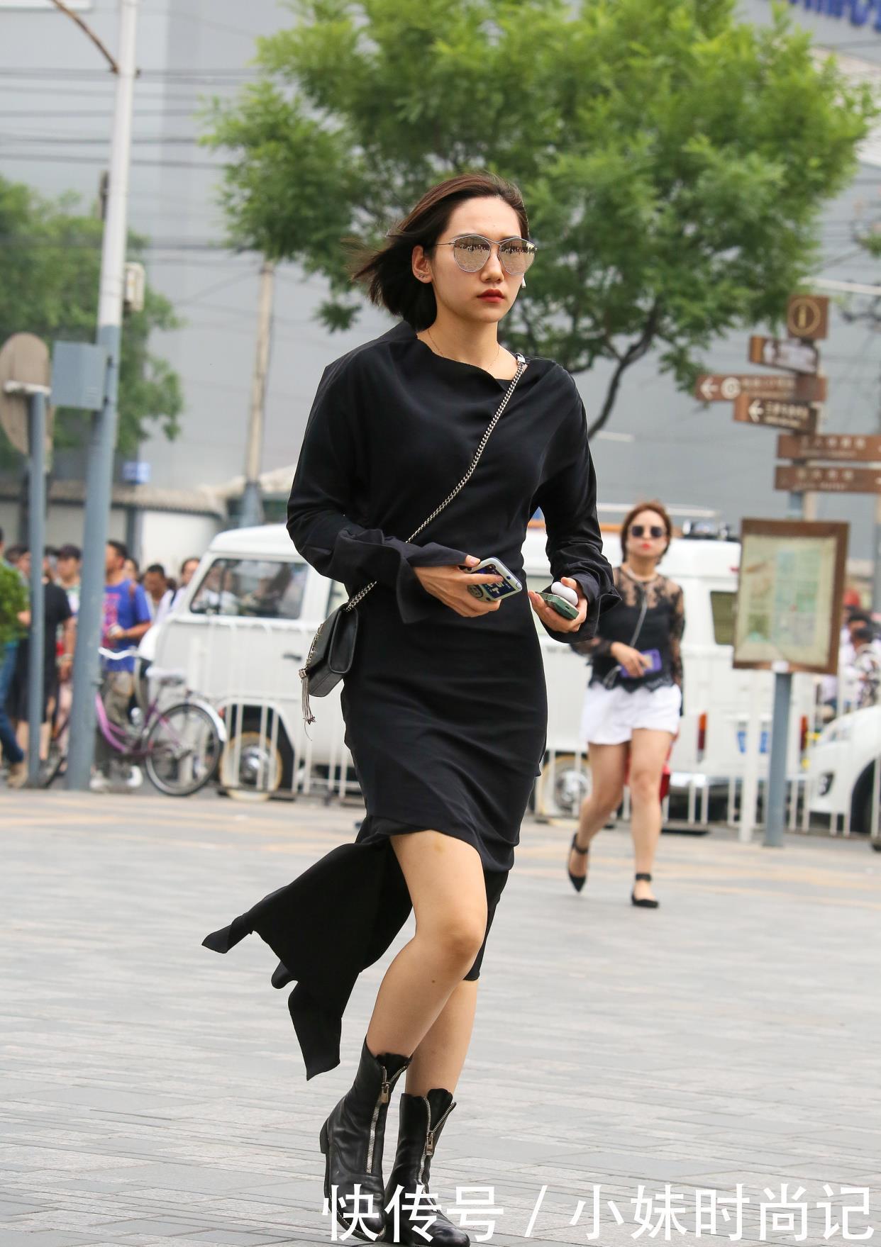 时尚穿搭:黑色长袖连衣裙,搭配马丁靴,保暖又时尚