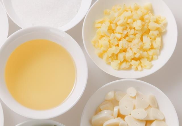 想吃脆嫩不变色的炒青菜，别再直接下锅炒，学会这招，好吃又好看