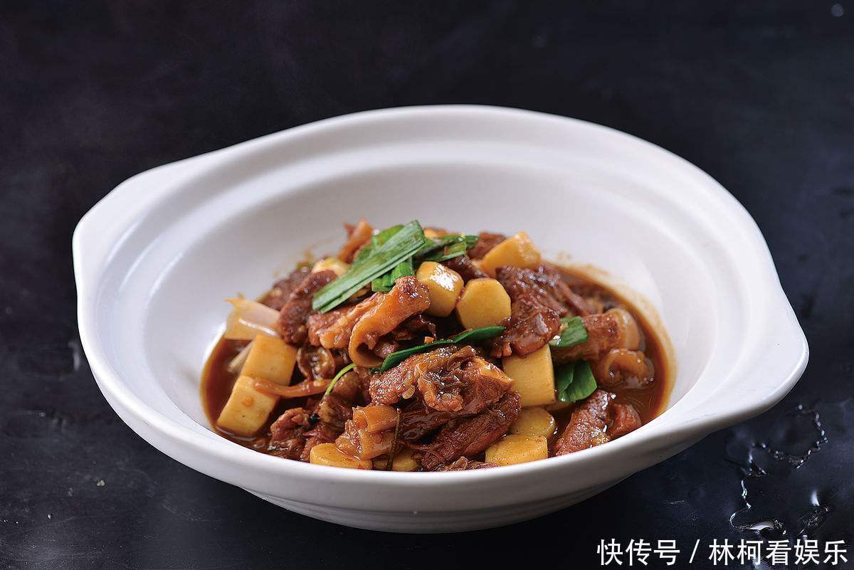 向锅里面加|土豆炖牛肉这样做,牛肉不柴不腥膻,比饭店做的还好吃