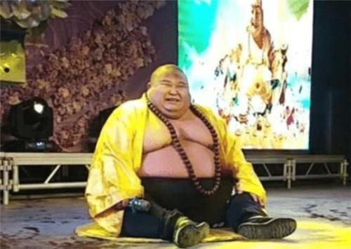 佛学$那个被称作“弥勒佛真人版”的僧人,被富婆带回去供养,现状如何