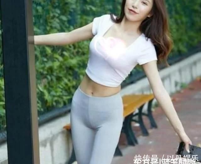 街拍打底裤的时尚搭配打造出时尚丽人的气质,穿出新潮范