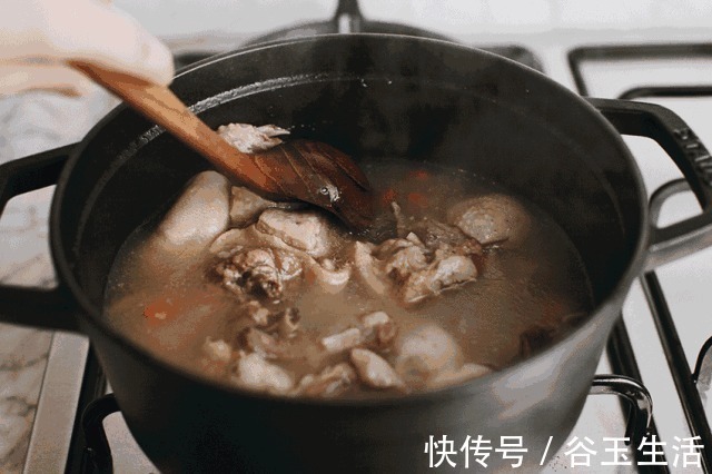 炖鸡汤时，不要焯水，也别直接炖，饭店大厨教你怎么做