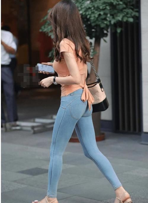 露背 紧身牛仔裤,搭配浅粉色半露背短袖,展现你的好身材!