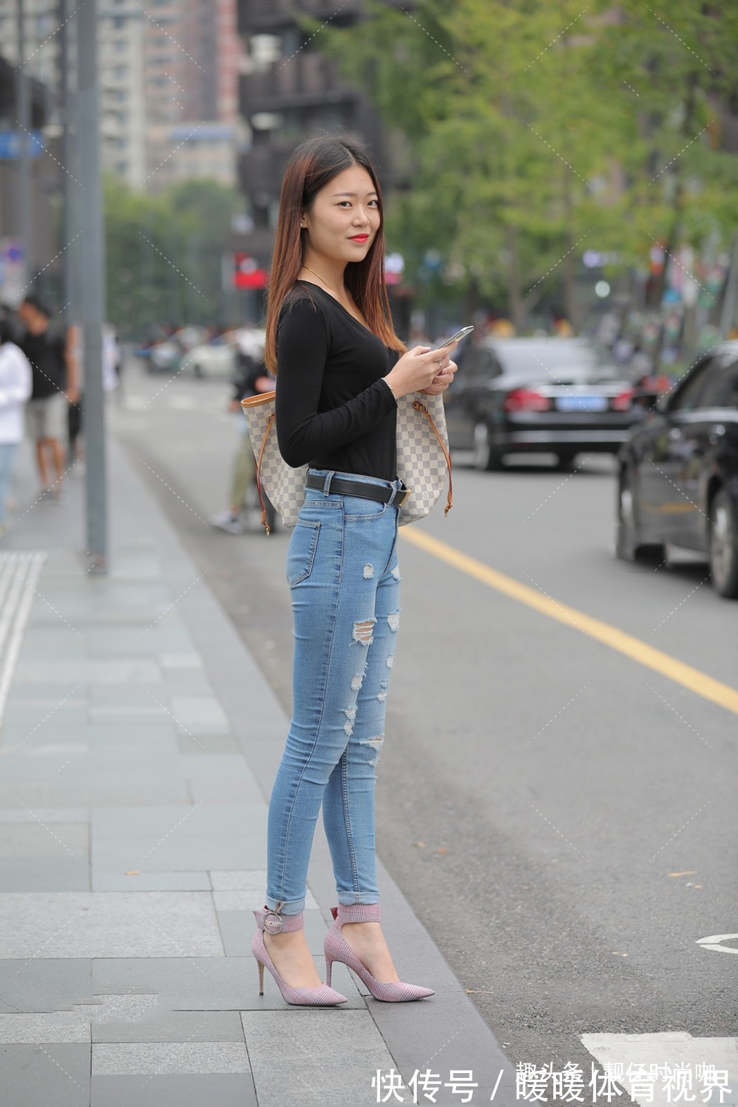 高跟鞋|美女黑色上衣+牛仔裤穿搭,显瘦显身材,出街展示别样气质!